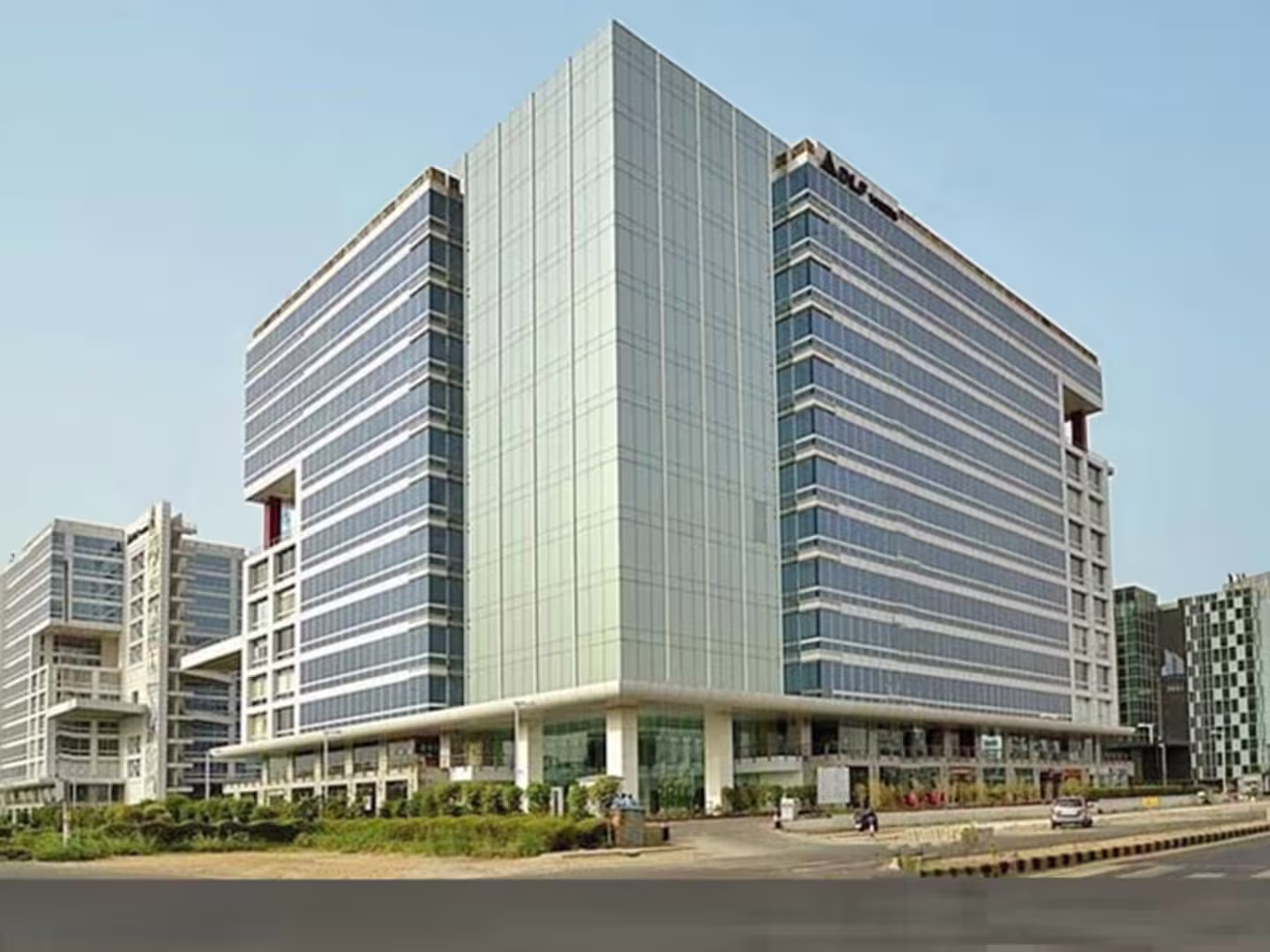 DLF Tower B, Jasola — photo 1