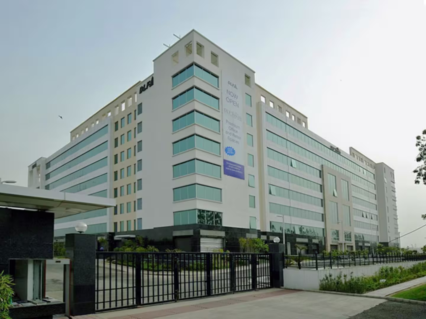 DLF Tower, Karam Pura — photo 1