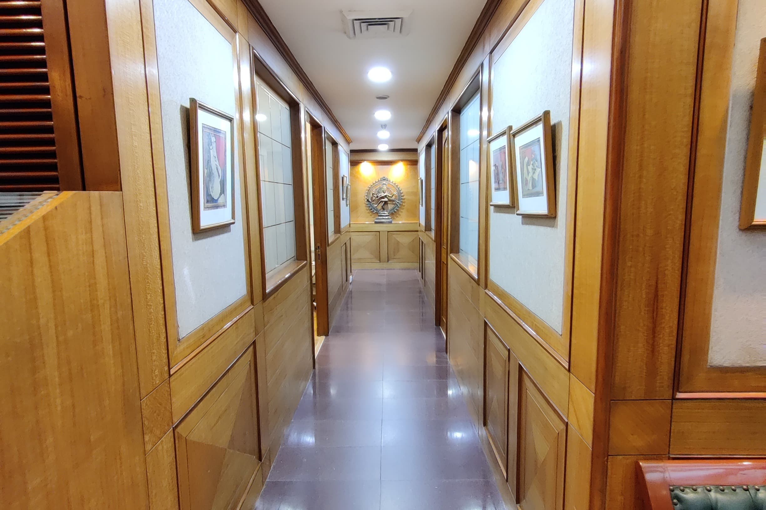 DBS Business Center - World Trade Tower, Connaught Place — photo 1